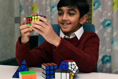 11 vjeçari arrin rezultatin më të lartë në testin IQ, mposht Einstein dhe Hawking. Zgjedh të festojë në Nando's