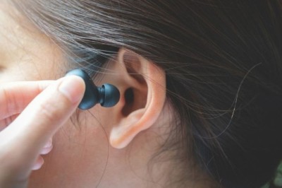 Përdorni kufje pa limit? Kujdes, më shumë se 1 miliardë persona rrezikojnë të humbin dëgjimin