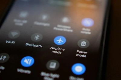 Çfarë është “Airplane mode” dhe pse linjat ajrore u kërkojnë pasagjerëve ta aktivizojnë gjatë fluturimit?