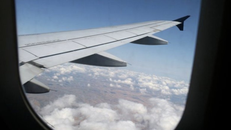 Pse dritaret e avionit kanë vrima të vogla? Arsyeja shumë e rëndësishme…