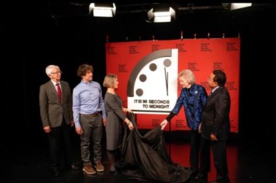 Shkencëtarët rivendosin orën zyrtare të “Kijametit” për  2023. Zbulojnë sa afër jemi me fundin e njerëzimit…