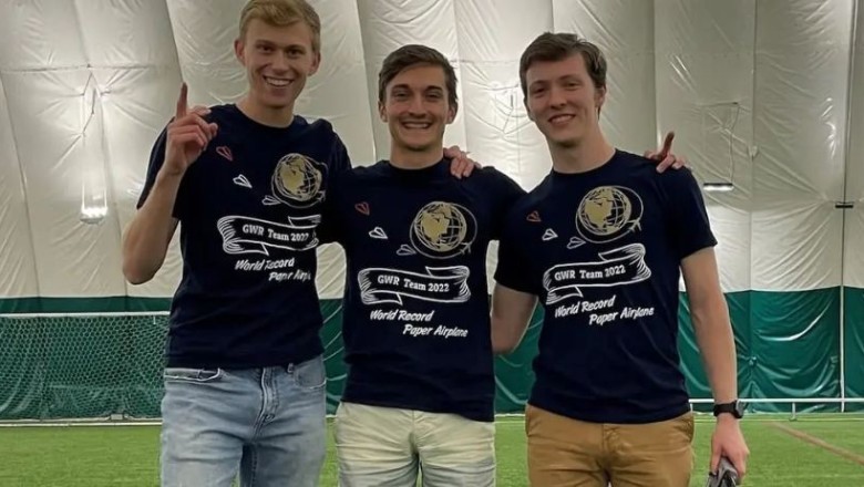 Projektuan aeroplan prej letre që fluturoi në të gjithë fushën e futbollit, thyejnë rekord botëror