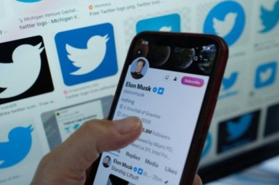 Elon Mask verifikon profilet e të famshmëve të vdekur