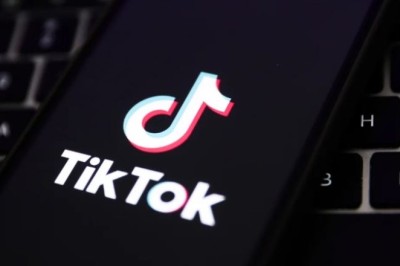 Ish-drejtuesi i TikTok padit kompaninë për diskriminim të dyshuar gjinor