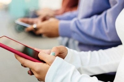 Studimi: Më shumë se një e treta e adoleshentëve shpenzojnë  kohë të gjatë në telefonat e tyre