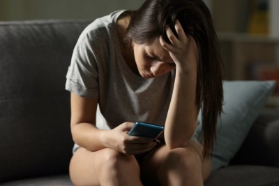 Kirurgu: Mosha 15-24 vjeç po përballet me 'krizën e hershme të moshës së mesme', shkak mediat sociale